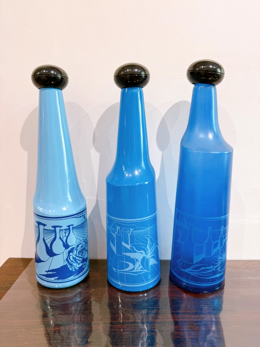 Trois bouteilles en verre bleu de Dali Salvador 