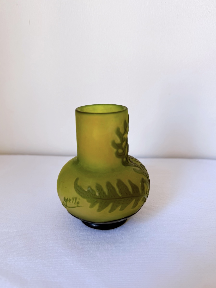 Vase en verre Art nouveau Gallé avec motif de fougère