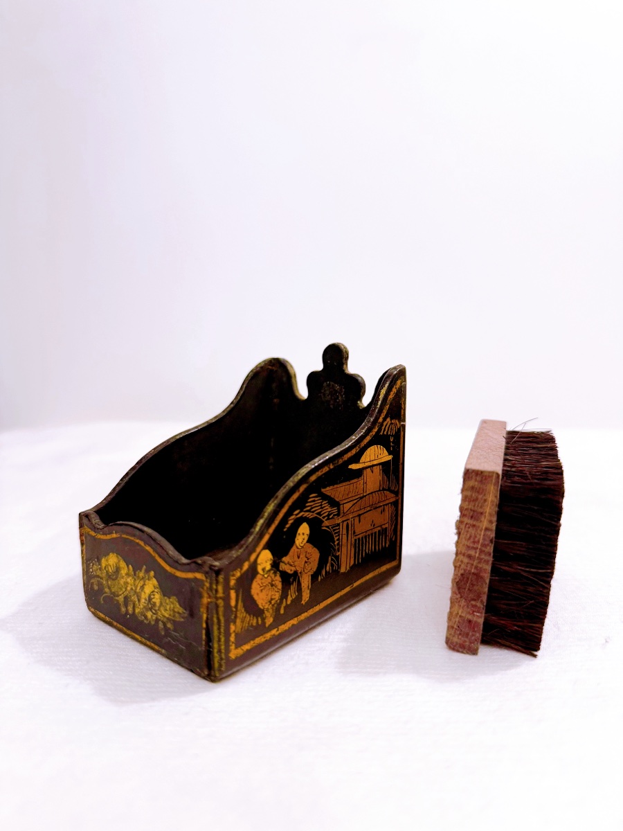 Petite boîte à brosses en papier mâché à décor de chinoiserie,  époque Napoléon III 