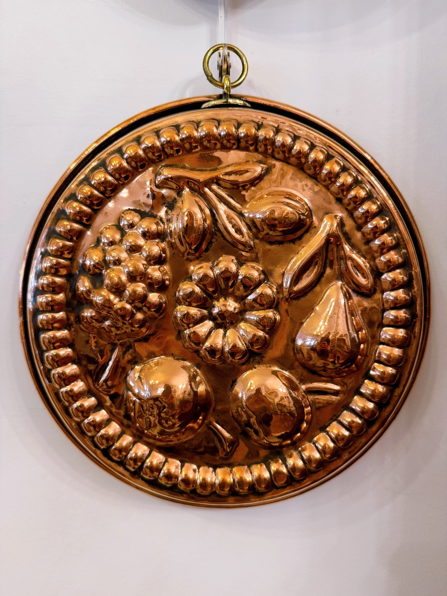 Moule à gâteau en cuivre à décor de fruits en relief 