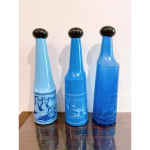Trois bouteilles en verre bleu de Dali Salvador