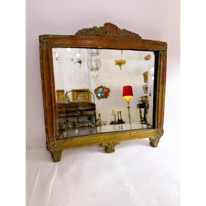 Mirror With A Frame Featuring A Scallop Shell Design 