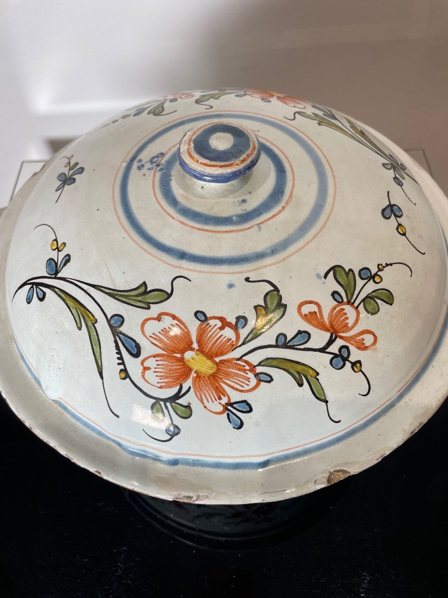 Rouen. Earthenware Tureen Decorated In Polychromy With Flowering Stems. XVIII-photo-3