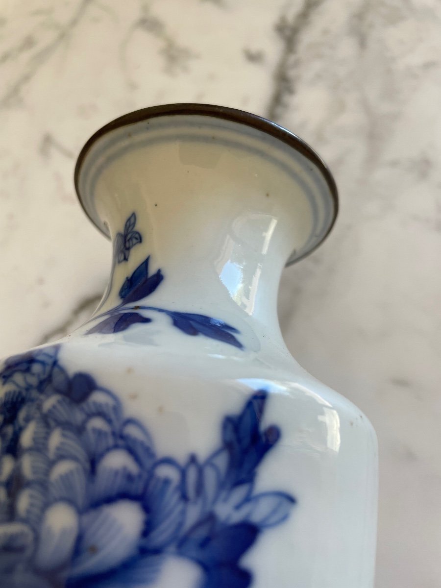 China 19th Century. Blue Vase From Hue With Floral And Bird Decor, Metal Circled Neck-photo-3