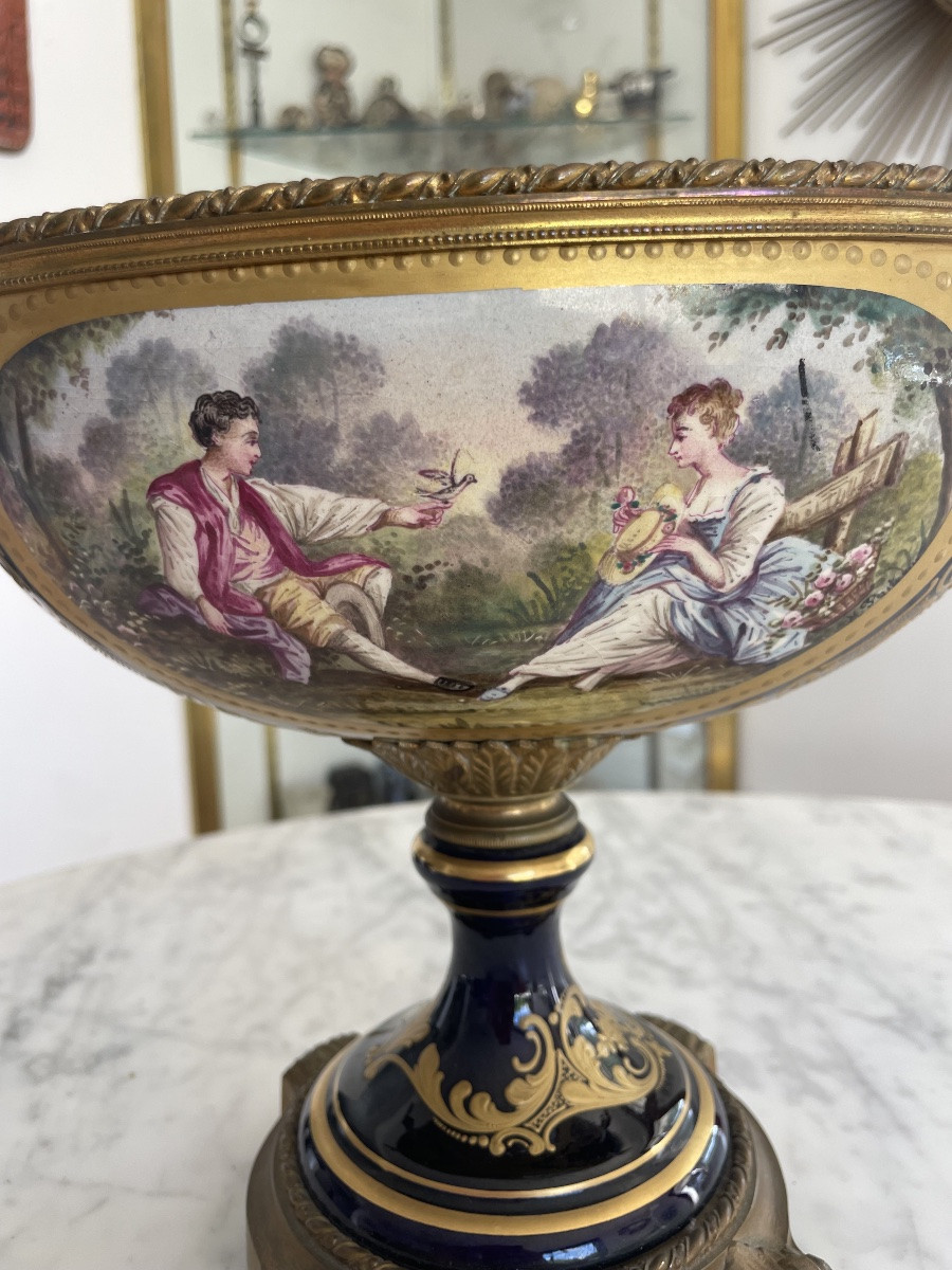 SEVRES, dans le goût.  Coupe en porcelaine émaillée à fond bleu à décor d'une scène animée -photo-2