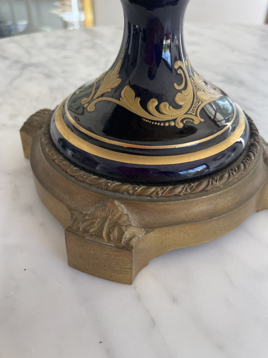 SEVRES, dans le goût.  Coupe en porcelaine émaillée à fond bleu à décor d'une scène animée -photo-3
