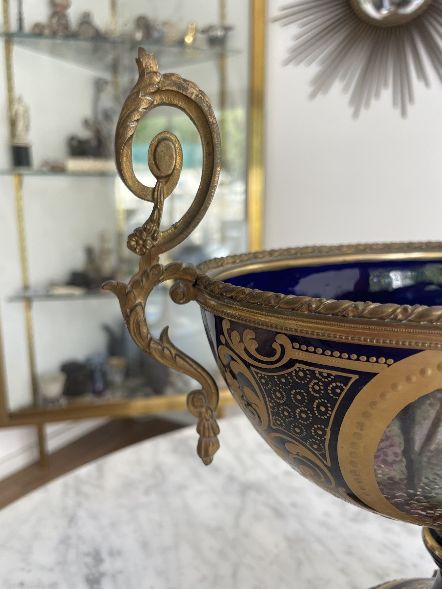 SEVRES, dans le goût.  Coupe en porcelaine émaillée à fond bleu à décor d'une scène animée -photo-4