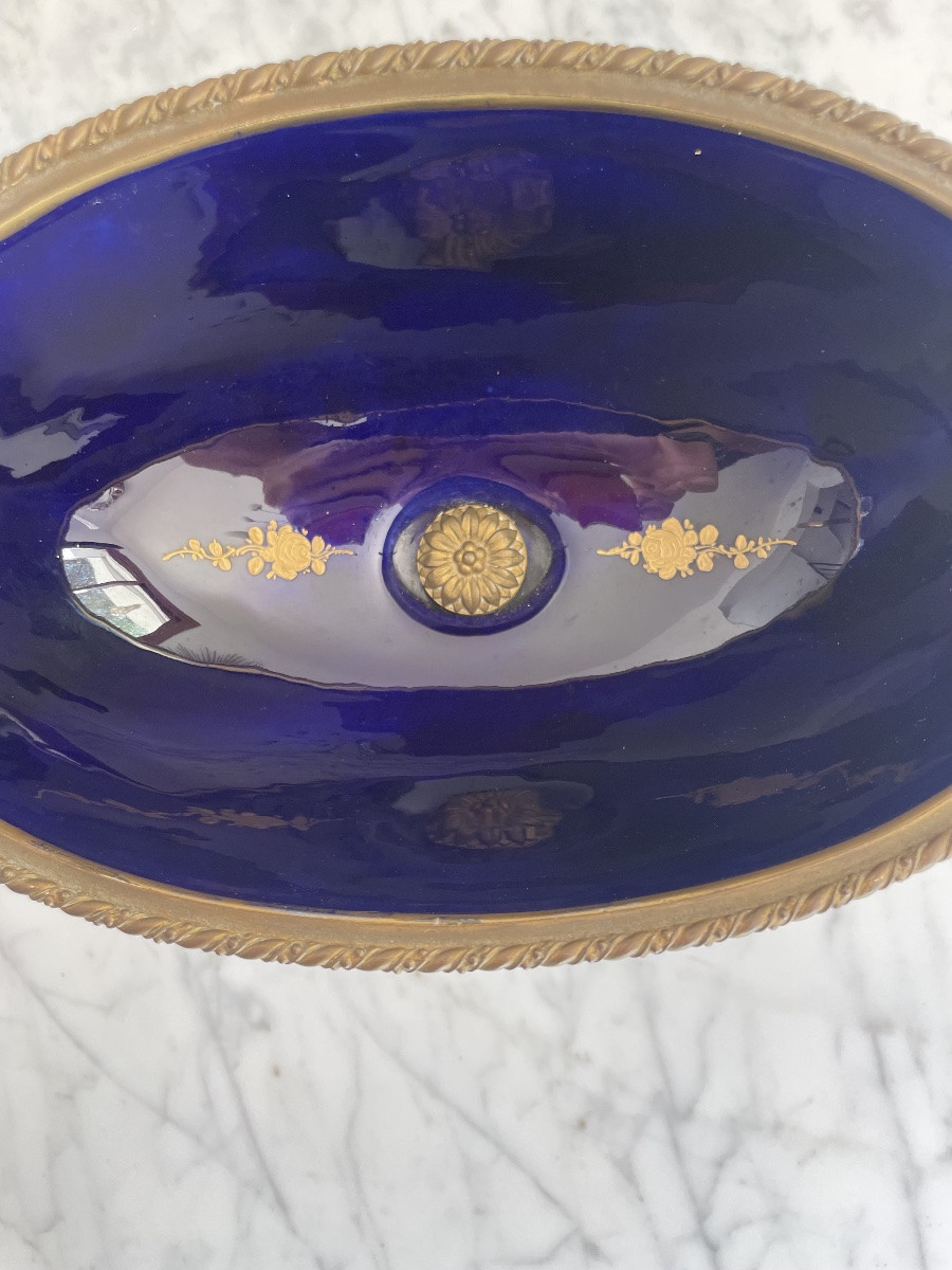 SEVRES, dans le goût.  Coupe en porcelaine émaillée à fond bleu à décor d'une scène animée -photo-1