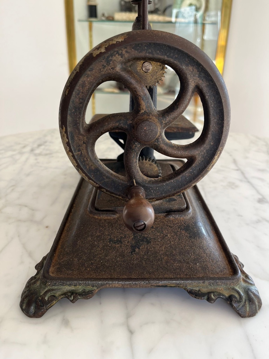 Small Hand-cranked Cast Iron Sewing Machine-photo-2