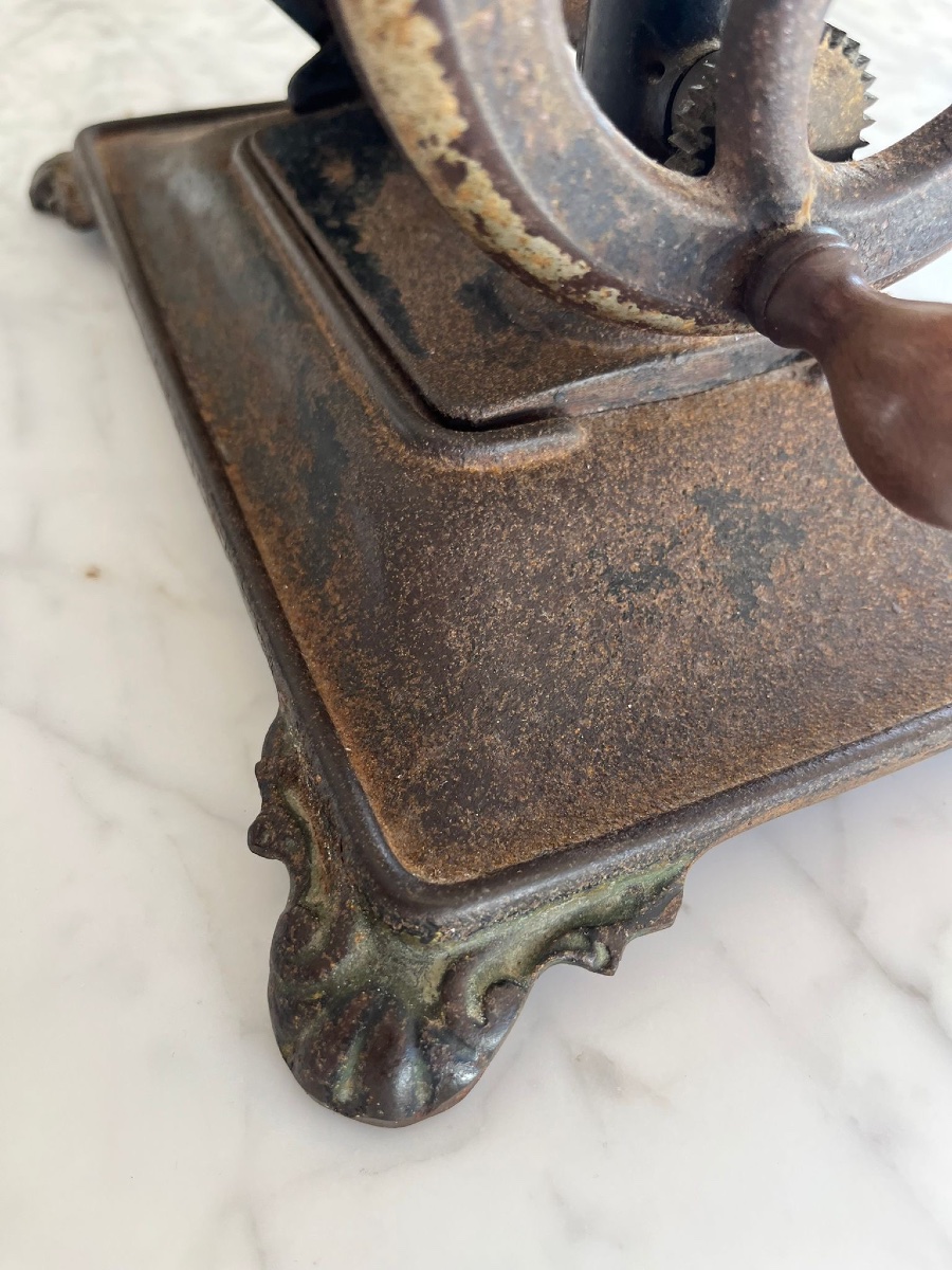 Small Hand-cranked Cast Iron Sewing Machine-photo-3