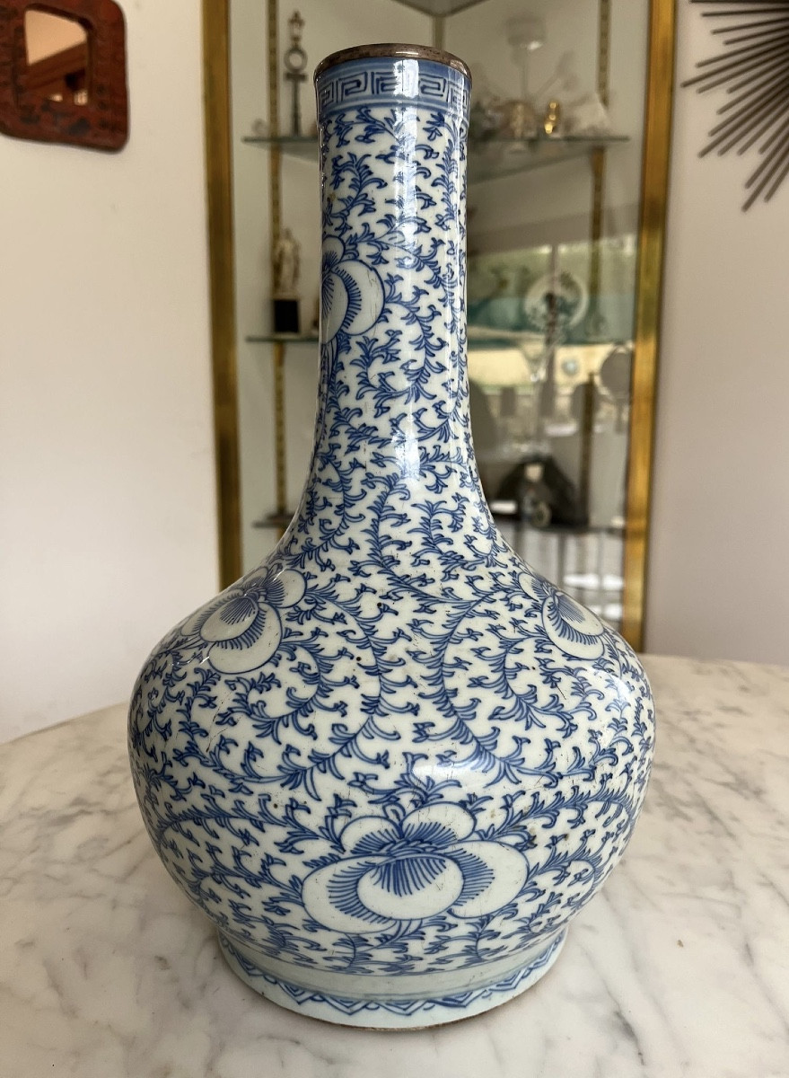 CHINE, fin du XIXe/début du XXe siècle. Vase en porcelaine bleu blanc 