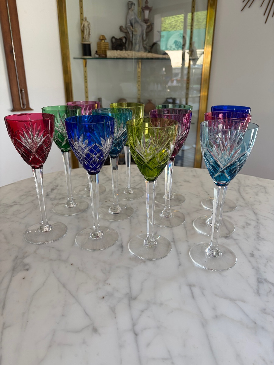 SAINT LOUIS : Huit verres en cristal de couleur modèle Chantilly
