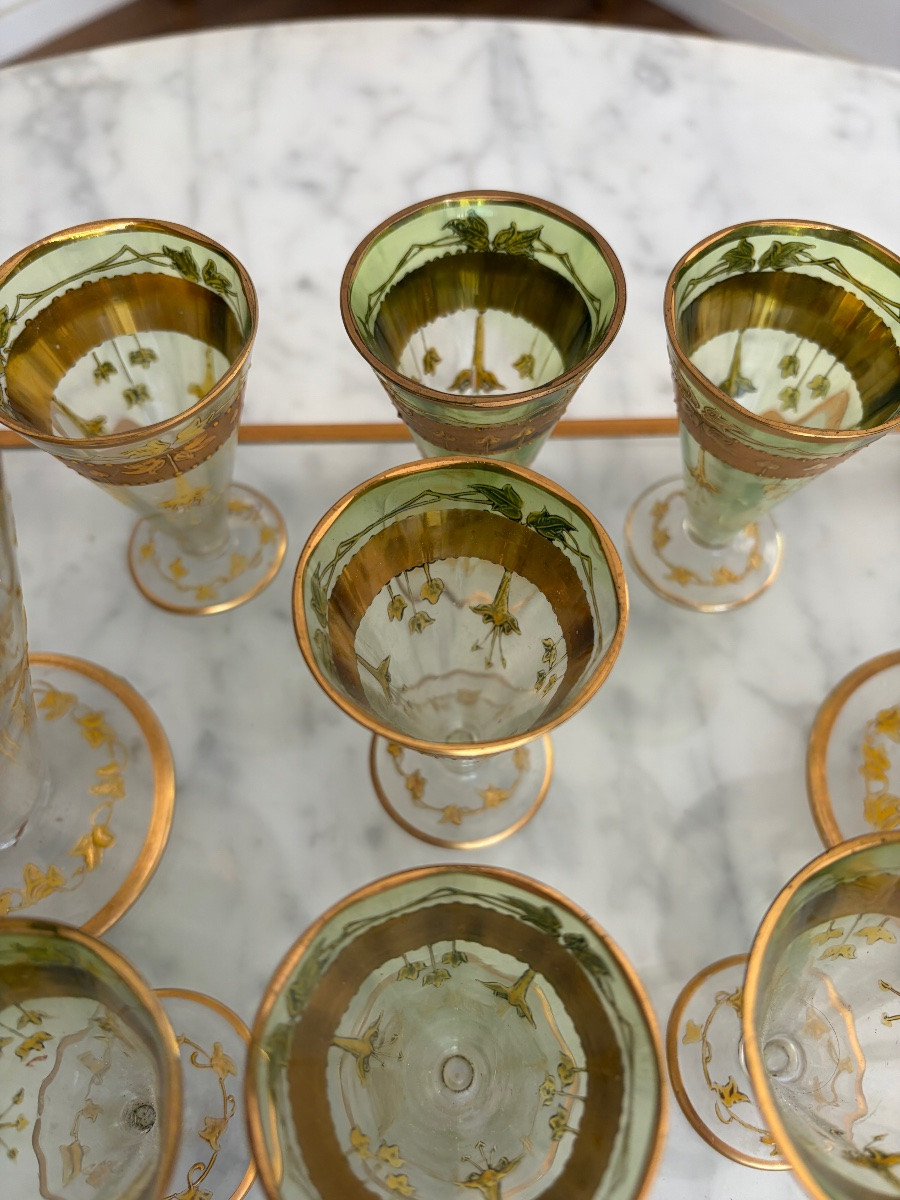 SERVICE à LIQUEUR en verre de couleur verte, à décor de filets dorés -photo-4