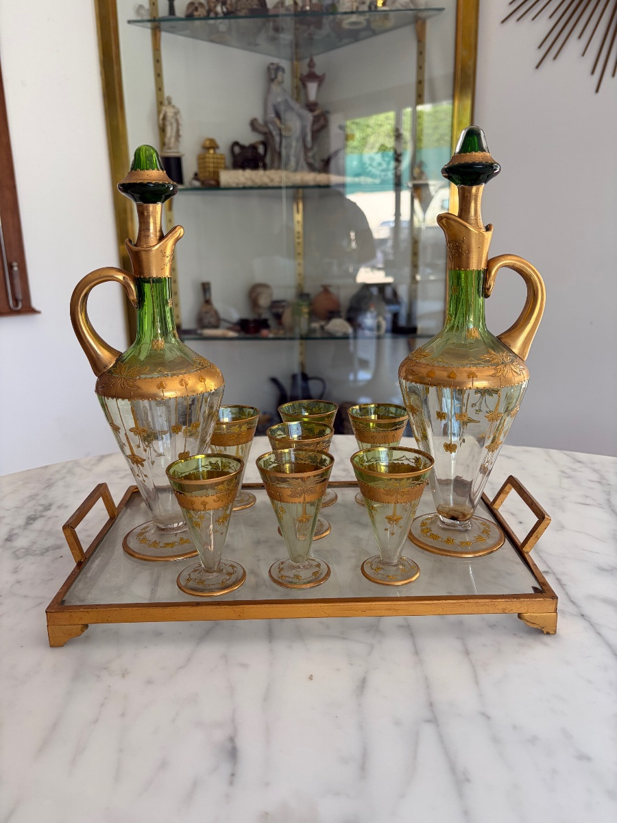 SERVICE à LIQUEUR en verre de couleur verte, à décor de filets dorés 