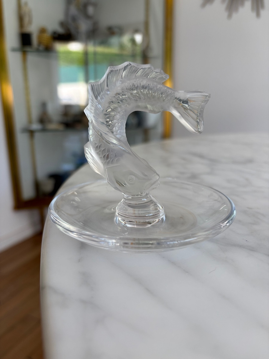 LALIQUE FRANCE. Baguier en cristal moulé pressé à décor d'un poisson 