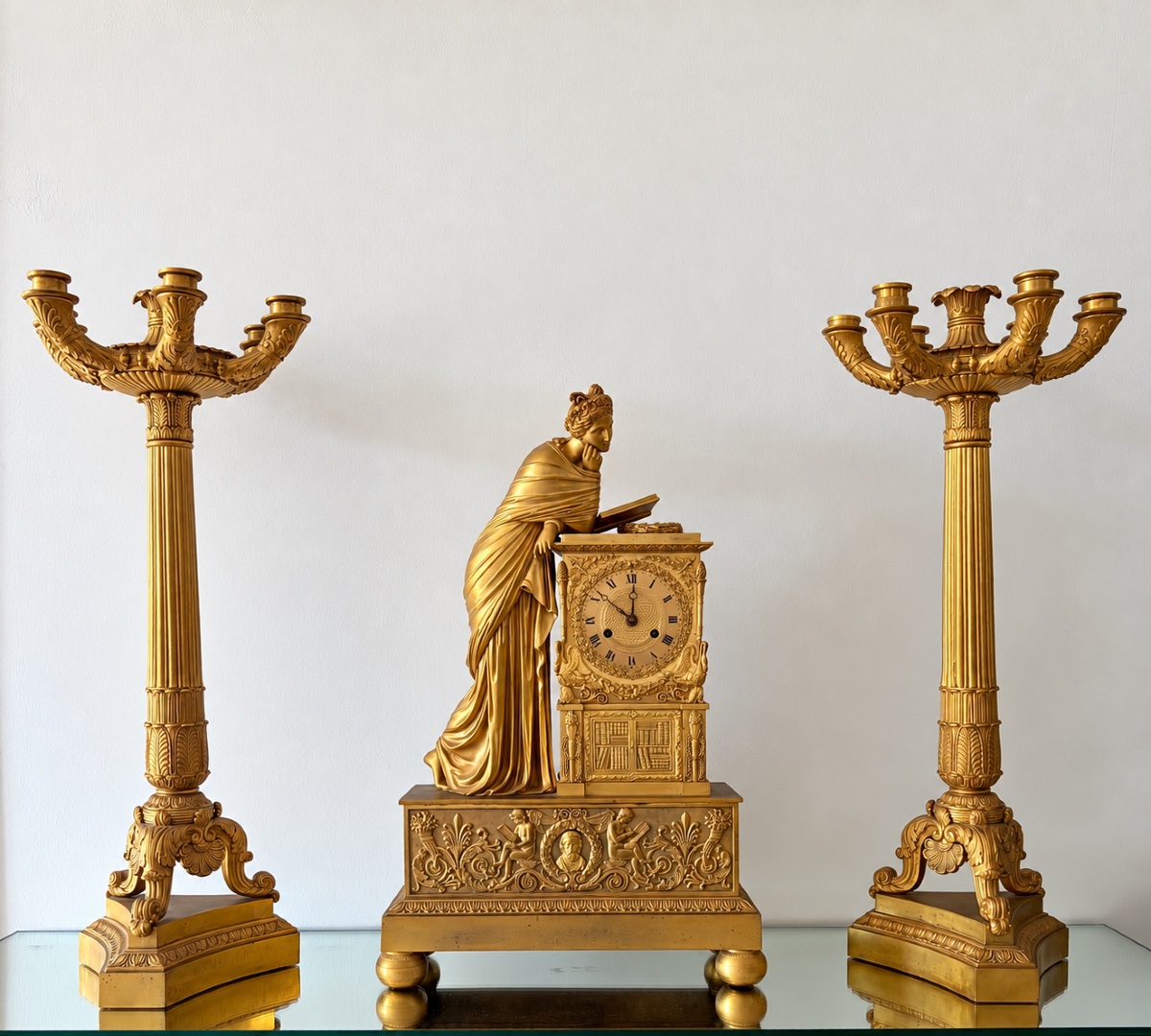 Garniture de cheminée d’époque Empire en bronze doré “La Liseuse”