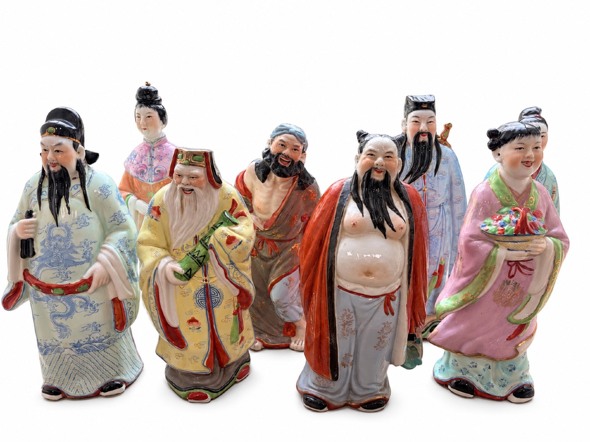 Ensemble de huit statuettes en porcelaine chinoise polychrome – Divinités et Immortels taoïstes