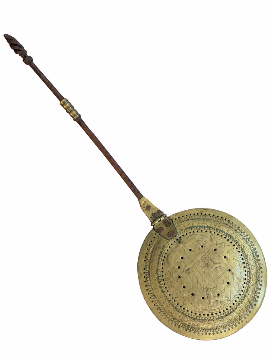 Bassinoire ancienne en laiton repoussé et ajouré, manche en métal tourné. XVII