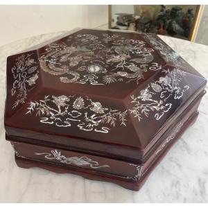 Large Hexagonal Box In Red Lacquered Wood With Inlaid Mother-of-pearl Decor. Vietnam, 20th Century