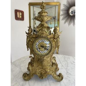 PENDULE CARTEL DE STYLE LOUIS XV Circa 1900 en bronze doré et finement ciselé de feuillages