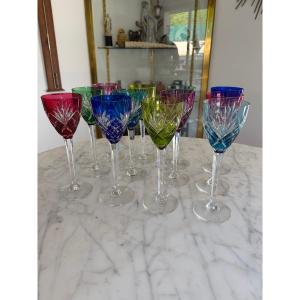SAINT LOUIS : Huit verres en cristal de couleur modèle Chantilly