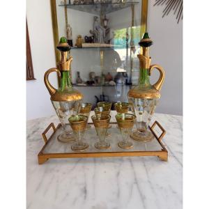 SERVICE à LIQUEUR en verre de couleur verte, à décor de filets dorés 