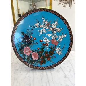Grand plat en émaux cloisonnés à décor floral et oiseaux – Japon, XXe siècle