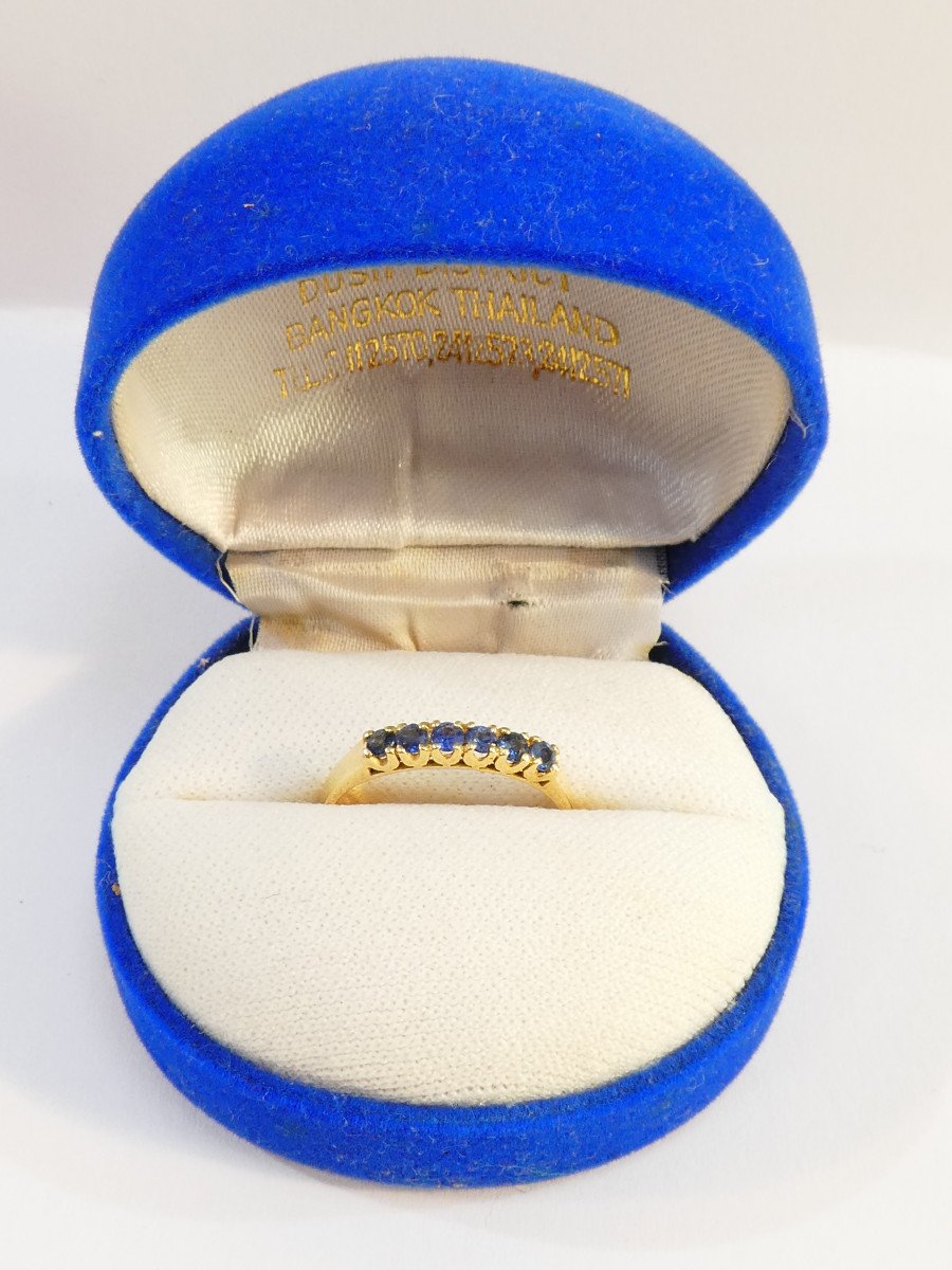 18-carat Yellow Gold Ring With Row Of 6 Sapphires