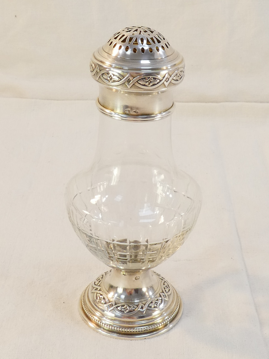 Tres belle Saupoudreuse sur piedouche en argent massif et cristal taill&eacute;