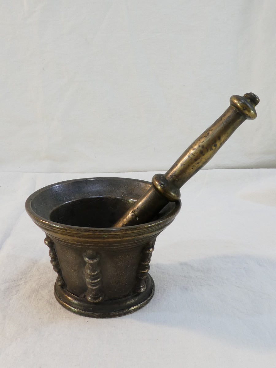 Ancien MORTIER ou PILON en bronze d’apothicaire du 17eme ou 18eme siecle