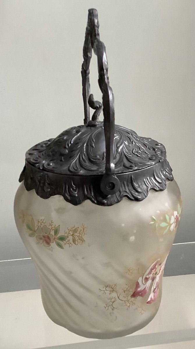 An Enameled Glass Candy Box With Flower Decor -photo-2