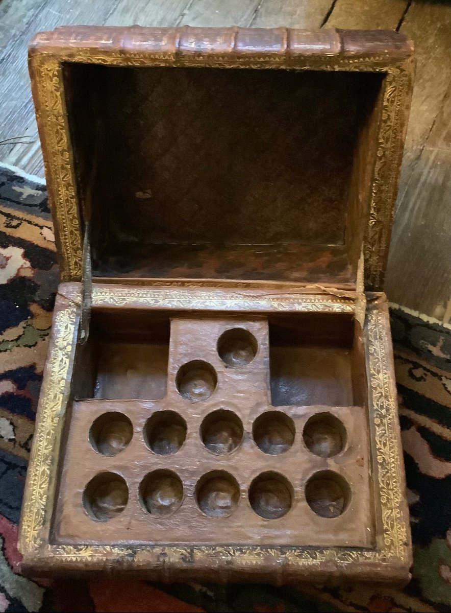 Liqueur Cellar With 2 Bottles And 4 Glasses In Leather Books From 18th Century -photo-1
