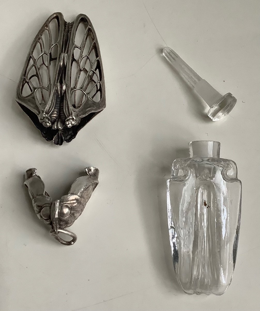 Silver Metal Perfume Bottle Decorated With A Cicada With Glass Bottle And Its Stopper-photo-2