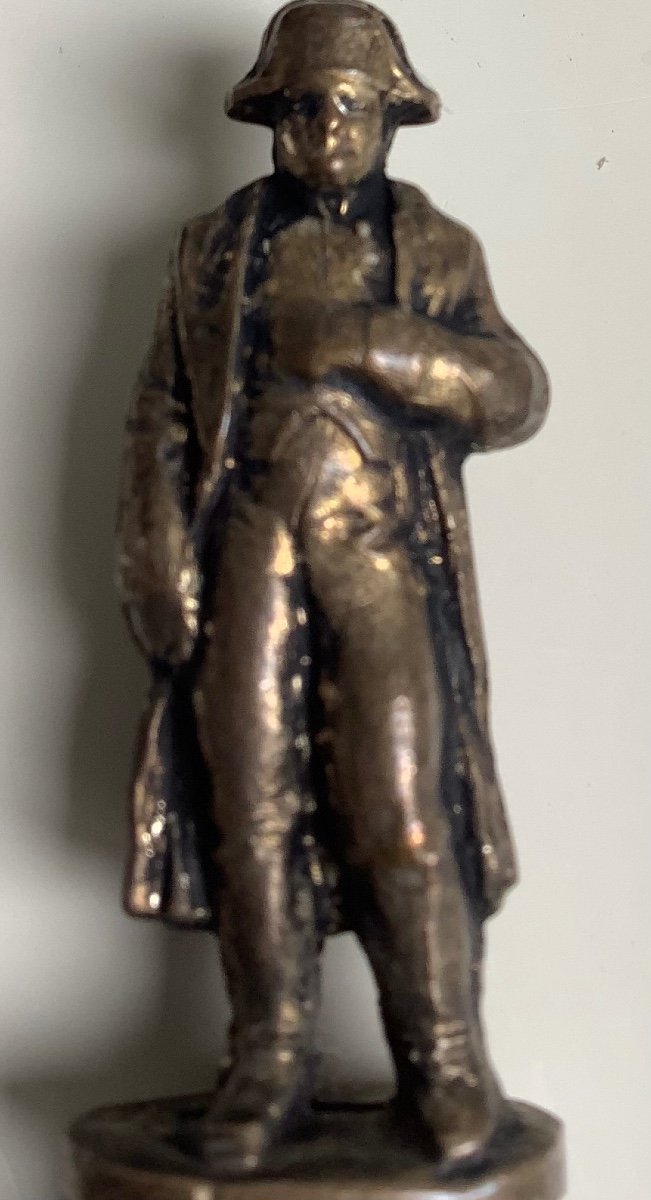 Un épingle De Chapeau Décor Napoléon en métal 