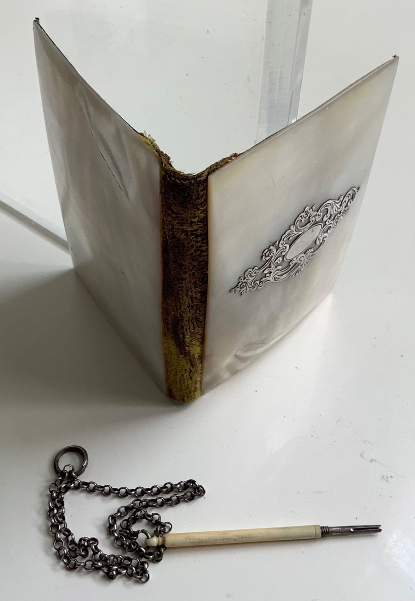 Carnet De Bal En Nacre Décor en argent avec son crayon en ivoire et argent