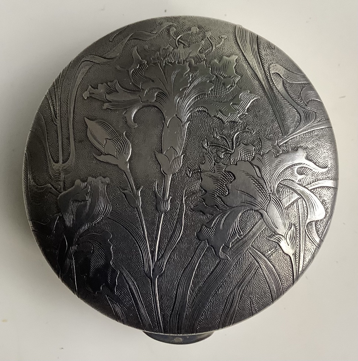 Une Boîte Ronde En Argent Decor Fleurs-photo-1