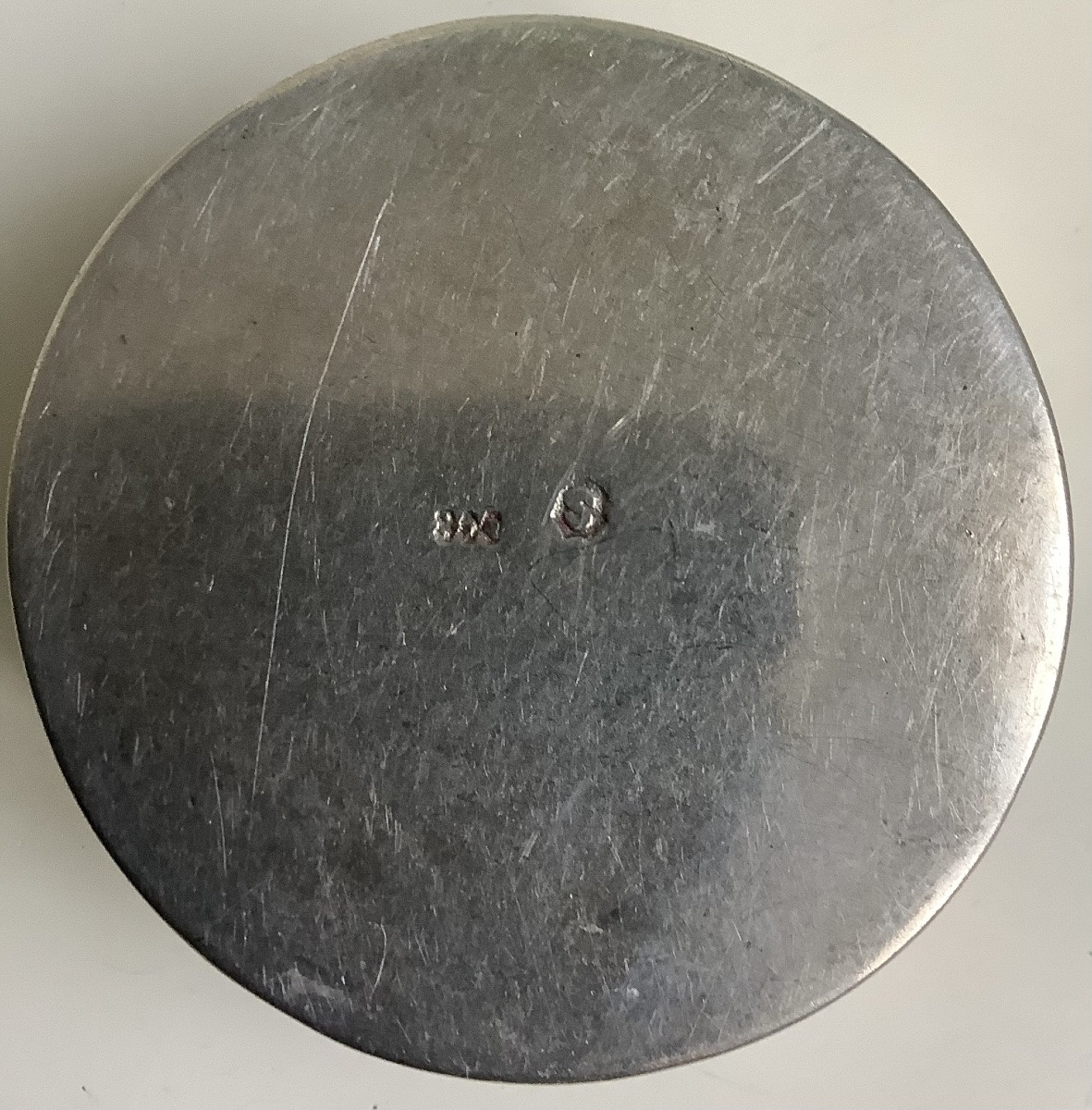 Une Boîte Ronde En Argent-photo-3