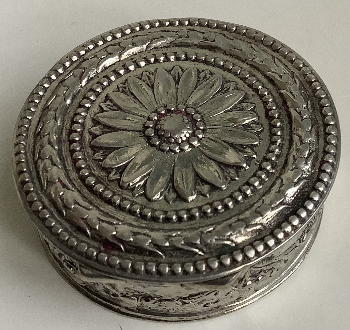 Une Boîte Ronde En Argent
