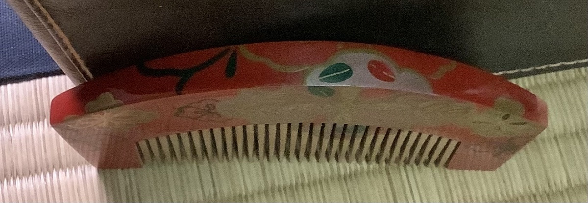 A Lacquered Comb -photo-3