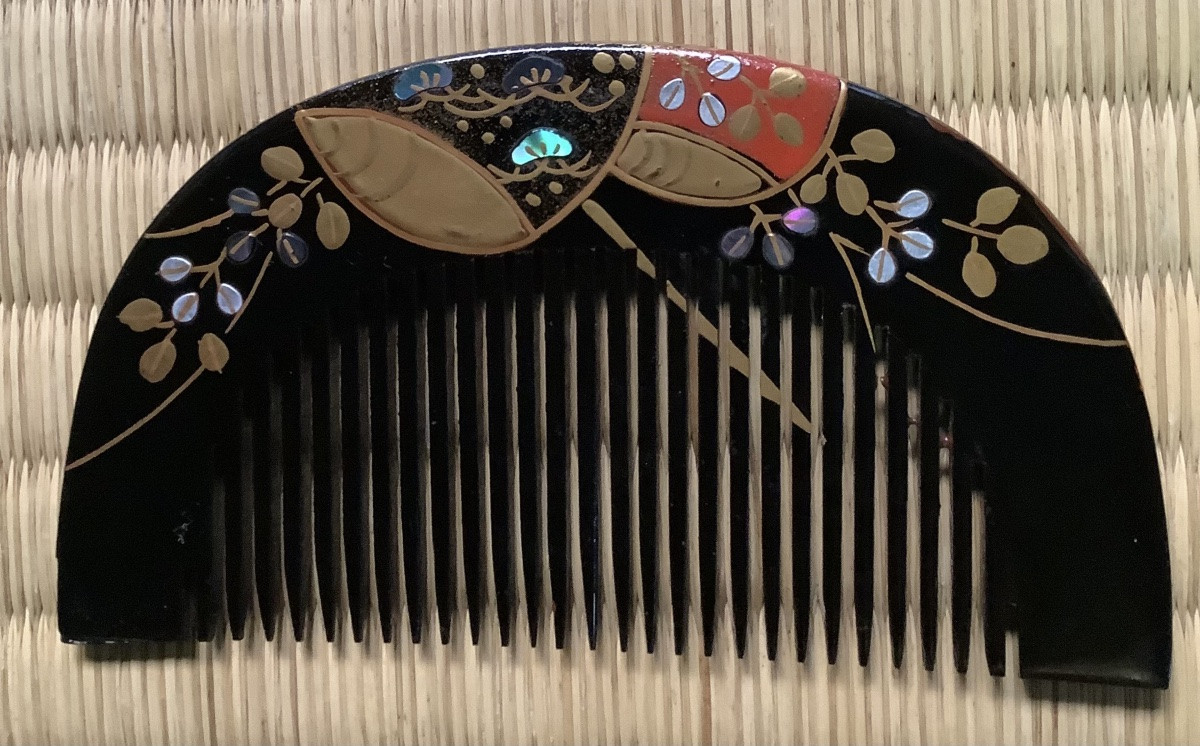 Lacquered Combs Inlaid With Mother-of-pearl-photo-1