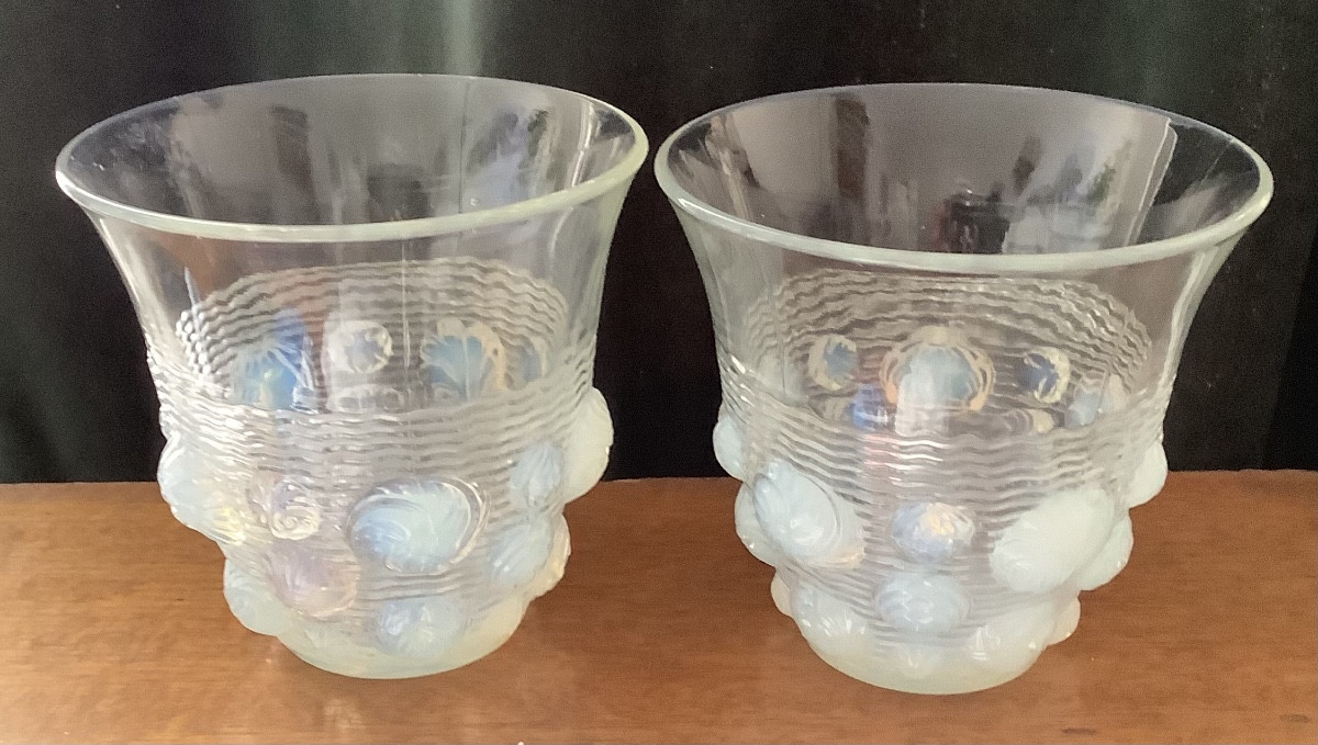 Une paire de vases signé Verlus