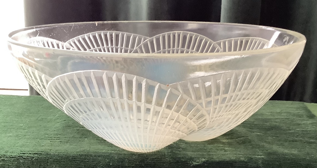 Large Hollow Dish In Opalescent Art Deco Molded Glass Signed R. Lalique, Shell Model