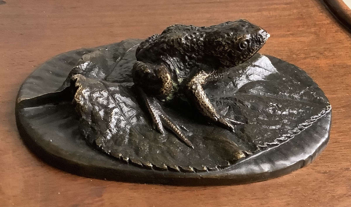 Grenouille sur une feuille en bronze