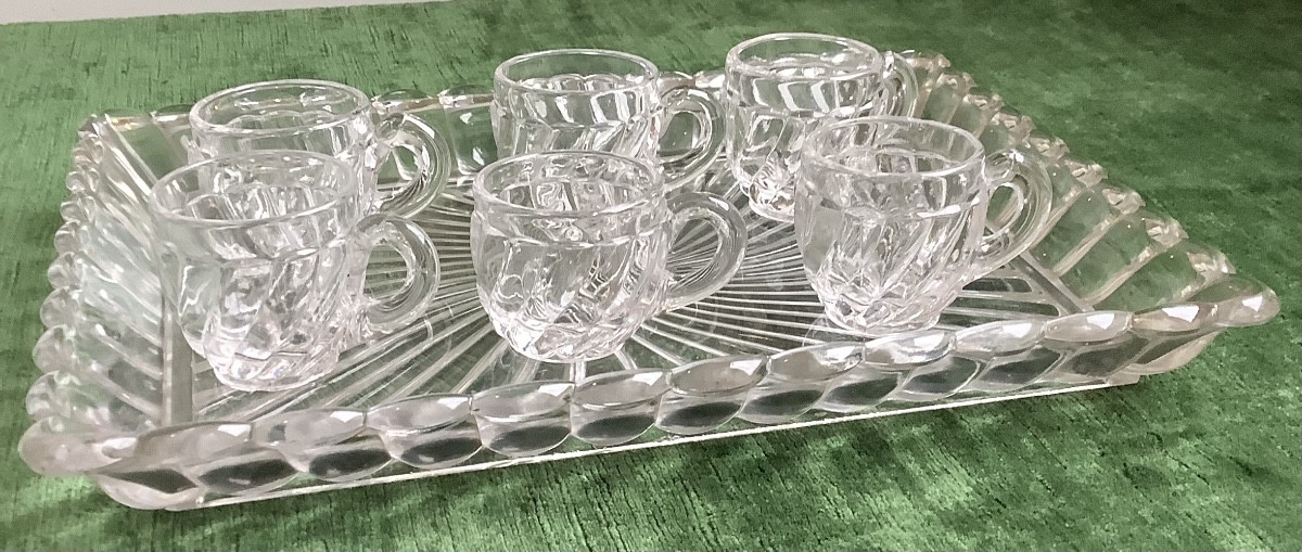 Une partie de service de liqueurs cristal de Baccarat avec son plateau