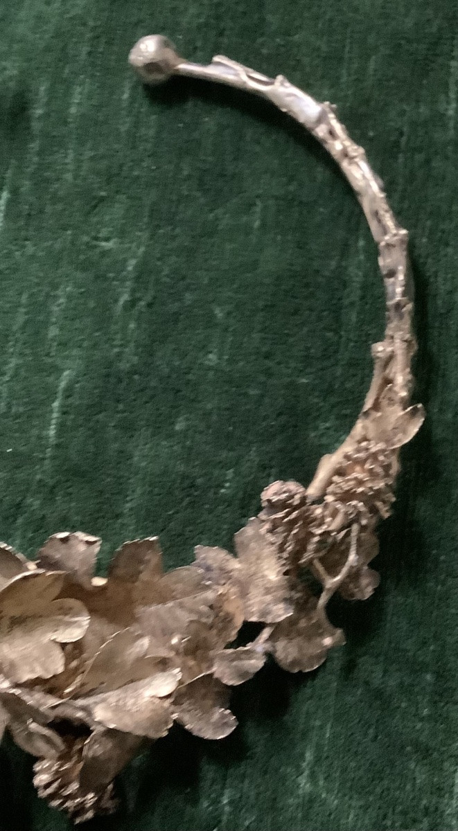 Collier de feuilles par artiste non connu -photo-1