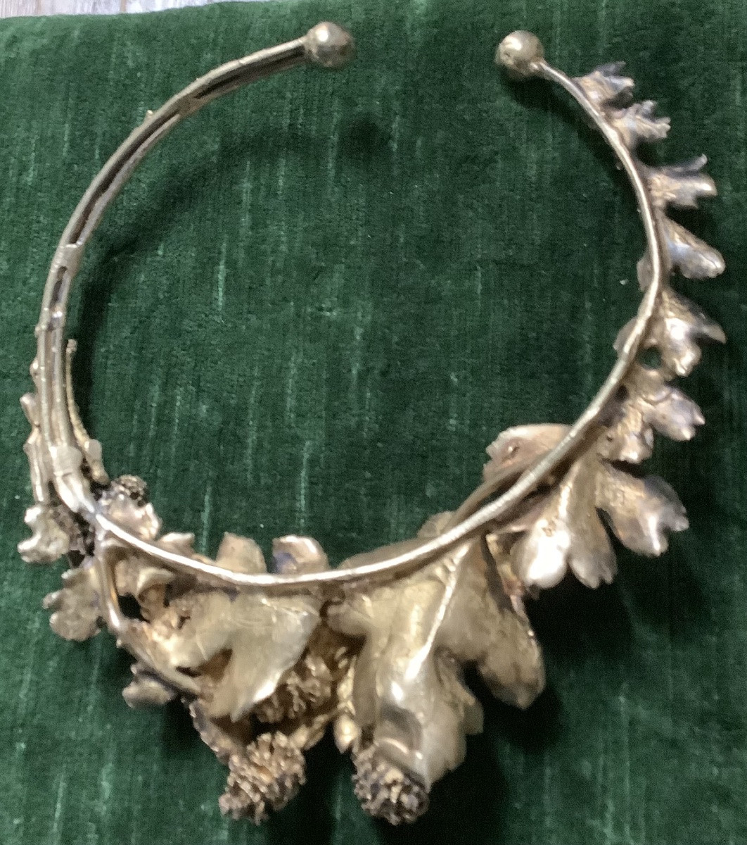 Collier de feuilles par artiste non connu -photo-2