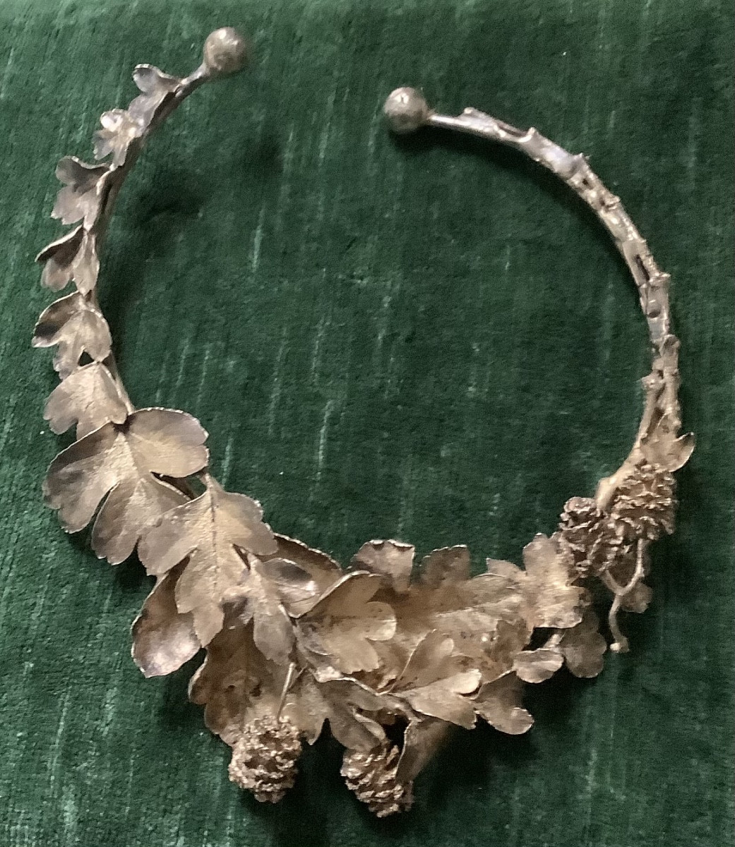 Collier de feuilles par artiste non connu 