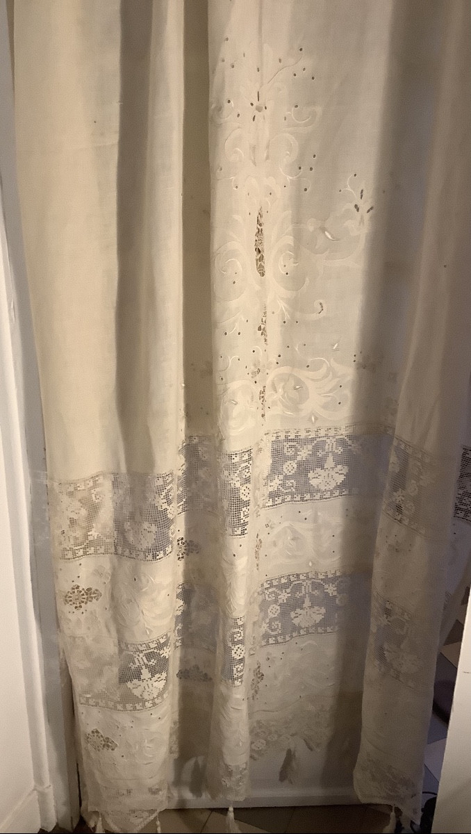 Une paire de rideaux incrustation de dentelle en coton