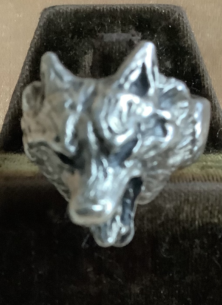 Bague en argent présente loup