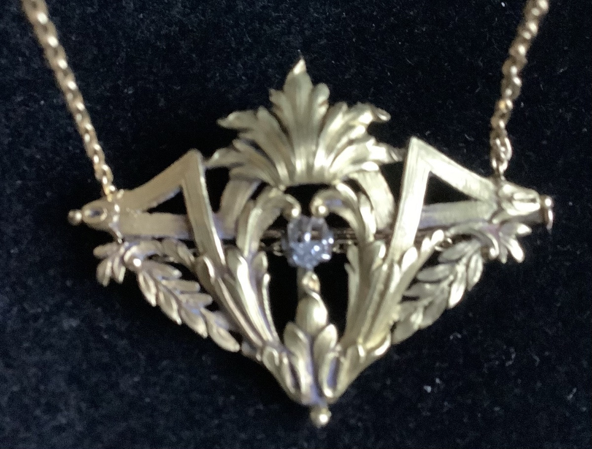 Broche - Pendentif en or ciselé 750 miliémes à decor de guirlande feuillagée, rehaussé diamant-photo-2